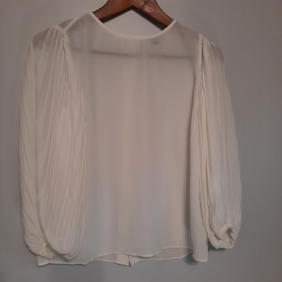 RW & Co. White Textured Flowy Blouse - Picture 2 of 12